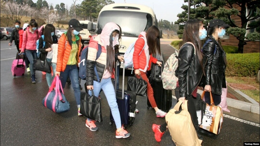 북한 해외식당에서 근무하는 종업원 13명이 집단 탈출해 지난 7일 국내에 입국했다고 한국 통일부가 8일 밝혔다. 정준희 통일부 대변인은 이날 정부서울청사에게 열린 기자회견에서 "북한 해외식당에서 근무 중이던 지배인과 종업원 등 13명이 집단 귀순했다"며 "이들은 남자 지배인 1명과 여자 종업원 12명으로, ㅈ지난 7일 서울에 도착했다"고 말했다. 통일부 제공 사진.