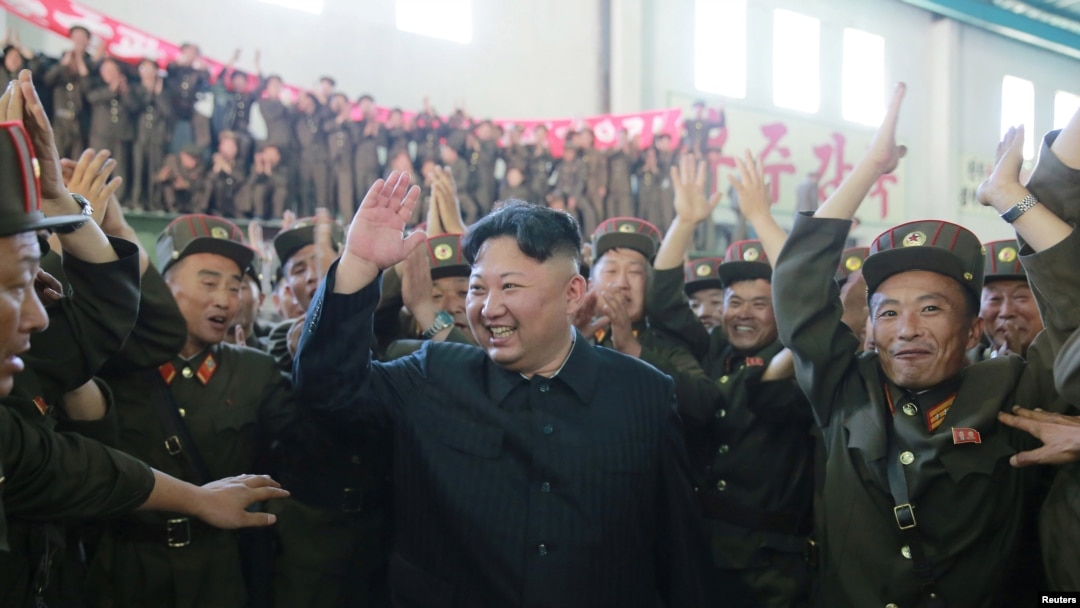 지난 4일 북한의 김정은 국무위원장이 대륙간탄도미사일 '화성-14' 시험발사 성공에 과학자, 기술자들과 함께 기뻐하고 있다.