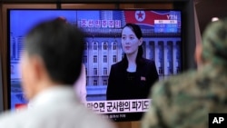 지난해 6월 한국 서울역에 설치된 TV에서 북한 김여정의 대남 발언 관련 뉴스가 나오고 있다. (자료사진)