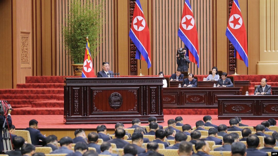 김정은(연단) 북한 국무위원장이 지난달 8일 평양에서 진행된 최고인민회의 제14기 제7차 회의에서 시정연설하고 있다. (자료사진)