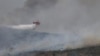 Vatrogasni avion "Ertraktor" izbacuje vodu na požar nedaleko od Volosa, u centralnoj Grčkoj, 27. jula 2023.