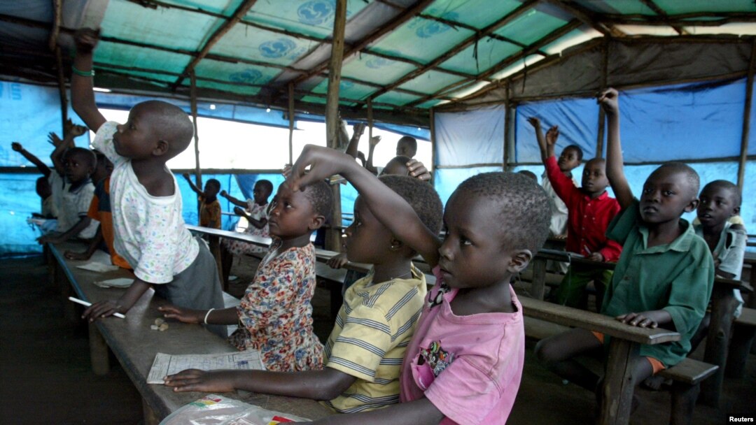 Bana bake bakima bitumba na kelasi moko na Bunia, Ituri, 26 sanza ya mibale 2005.