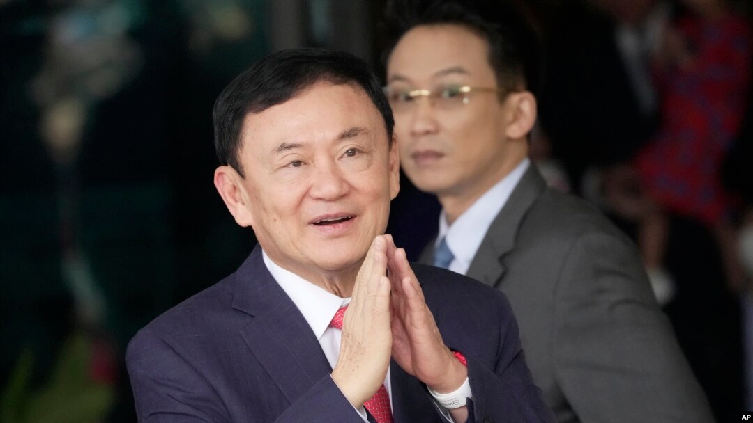  ပြည်ပမှာ ၁၅ နှစ်ကြာ တိမ်းရှောင်နေခဲ့ပြီးတဲ့နောက် ပြန်ရောက်လာတဲ့ ထိုင်းဝန်ကြီးချုပ်ဟောင်း သက်ဆင်ရှင်နာဝပ် (Thaksin Shinawatra) ကို ဘန်ကောက်မြို့ ဒွန်မောင်းလေဆိပ်မှာ တွေ့ရစဉ် (ဩဂုတ် ၂၂၊ ၂၀၂၃)