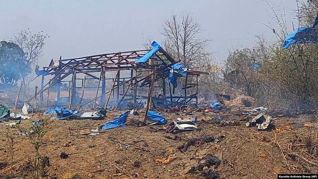 စစ်ကိုင်းတိုင်း၊ ကန့်ဘလူမြို့နယ်၊ မလည်တိုက်နယ်အတွင်းက ပဇီကြီးကျေးရွာ ဗုံးကျဲတိုက်ခိုက်ခံရအပြီးမြင်ကွင်း (ဧပြီ ၁၁၊ ၂၀၂၃)
