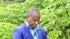 Chérubin Okende, molobeli ya Ensemble pour la république, azali kopesa limemya na lilita lya noomobo mama ya ya Moïse katumbi mokambi ya lingomba na ye, na Haut-Katanga, 14 sanza ya yambo 2023. (Twitter/Chérubin Okende)