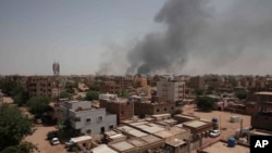 Lafimen monte nan yon katye anba lavil Khartoum, kapital peyi Soudan, Dimanch 16 Avril, 2023. 
