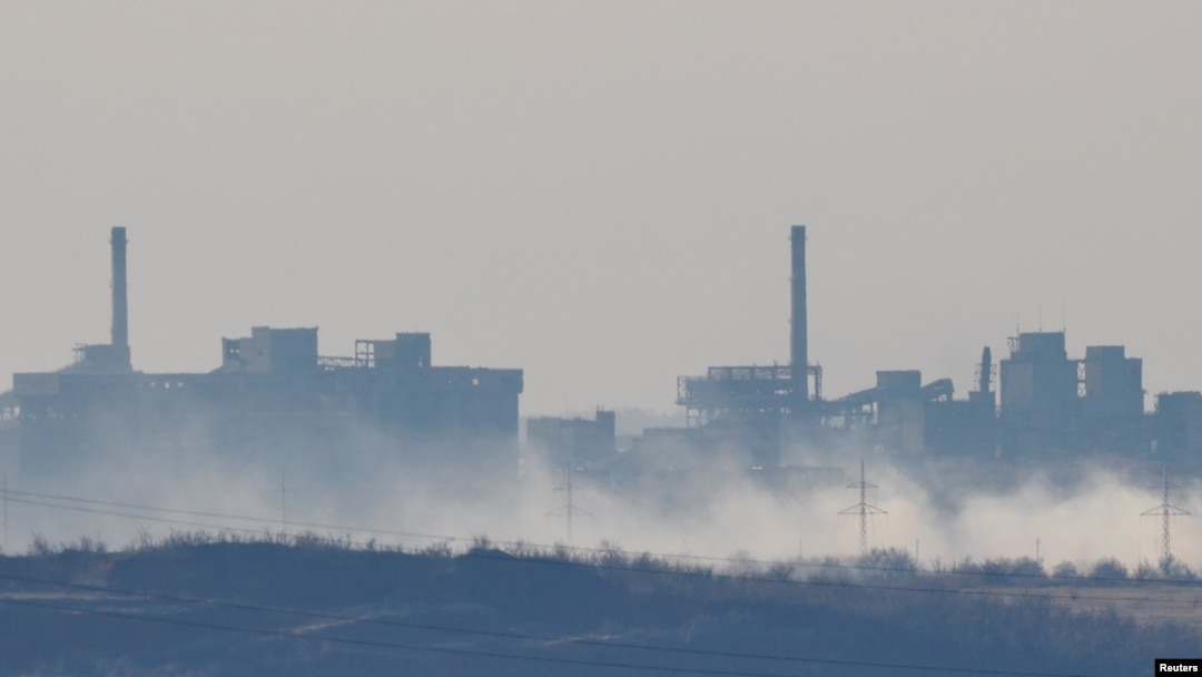 Smoke rises near the Avdiivka Coke and Chemical Plant in the town of Avdiivka during the Russia-Ukraine conflict, as seen from Yasynuvata in the Donetsk region, Russian-controlled Ukraine, Feb.15, 2024. 