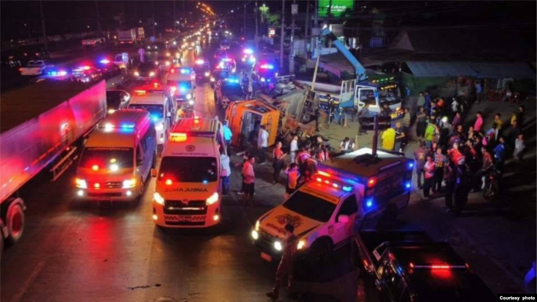 ထိုင်းနိုင်ငံအလယ်ပိုင်း နကော် ပထုန် (Nakhon Pathom) ခရိုင် ကမ်ဖင်စန်မြို့က မလိုင်မန် အဝေးလမ်းမကြီးပေါ်မှာ လူသေဆုံးတဲ့အထိ ကားတိမ်းမှောက်မှု (Photo: Thai Police)