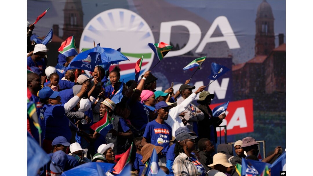 Supporters of the main opposition Democratic Alliance (DA) party attend a final election rally, in Benoni, South Africa, May 26, 2024.