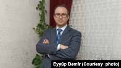 Neşat Gundogdu, Rojnamevan