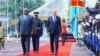 Président Félix Tshisekedi (G) ya RDC na mokokani wa ye ya Suisse Alain Berset (D) bazali kotambola na tapis rouge na libanda lya Palais de la nation, Kinshasa, 13 sanza ya minei 2023. (Twitter/Présidence RDC)