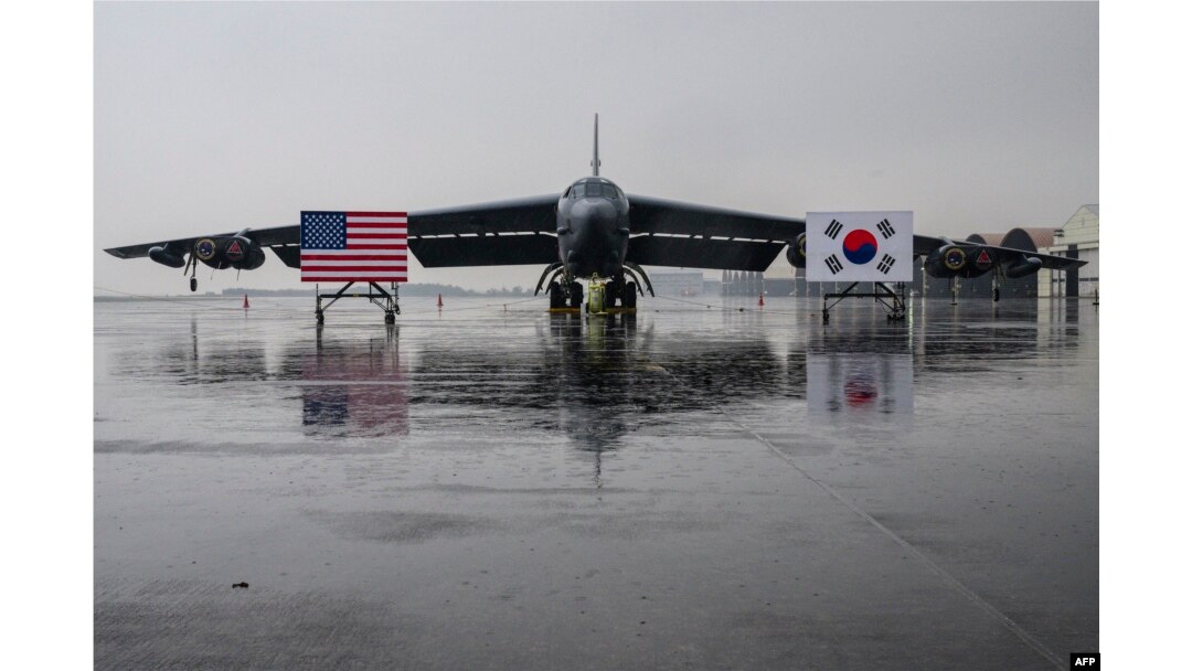 한국 청주 공군기지에 착륙한 미 공군 B-52H 전략폭격기가 앞에 미한 양국 국기가 세워져있다.