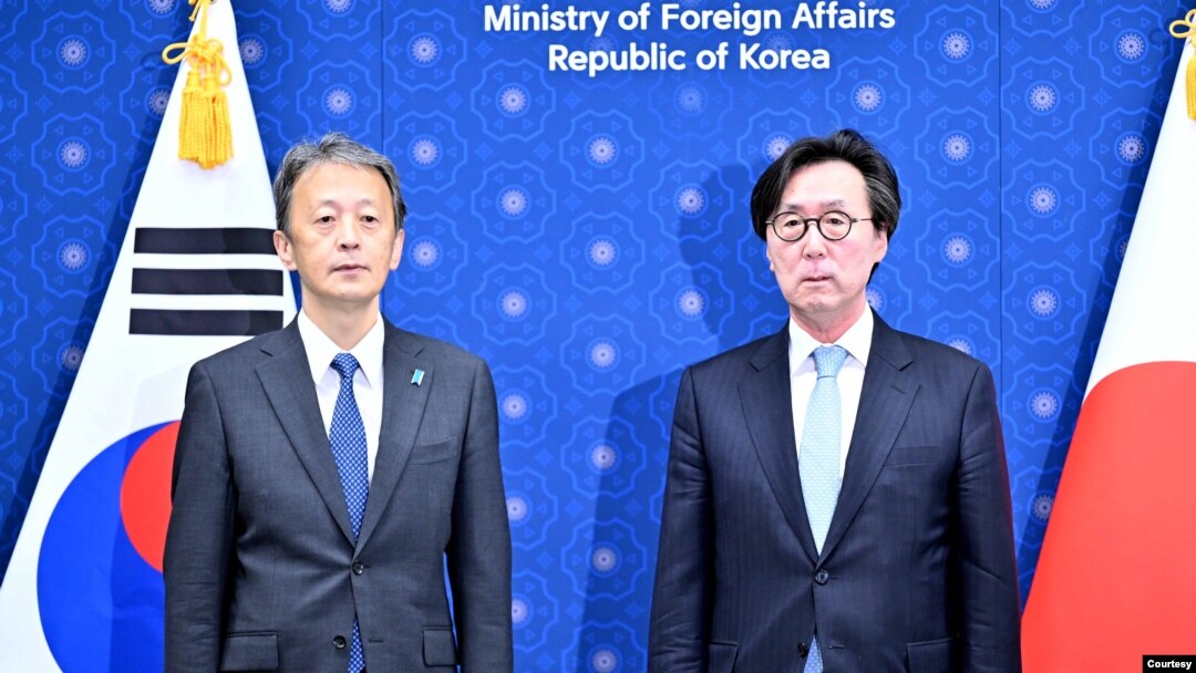 장호진(오른쪽) 한국 외교부 1차관과 오카노 마사타카 일본 외무성 사무차관이 5일 서울에서 제14차 한일 외교차관전략대화를 진행하고 있다. (한국 외교부 제공)