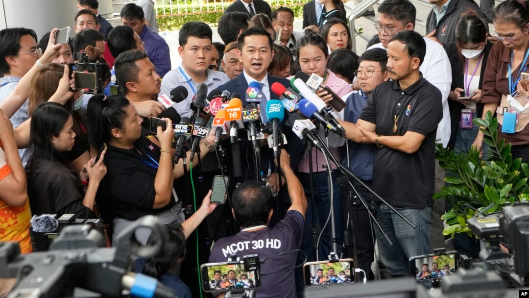 ထိုင်းဝန်ကြီးချုပ်ဟောင်း သက်ဆင်ရှင်နာဝပ် (Thaksin Shinawatra) ရဲ့ ရှေ့နေ Winyat Chatmontree ဘန်ကောက်မြို့ တရားရုံးမှာ မီဒီယာတွေကို ဖြေကြားနေစဉ် (ဇွန် ၁၈၊ ၂၀၂၄)
