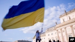 Жінка з українським прапором. Берлін. Німеччина.13 червня 2023 р.
