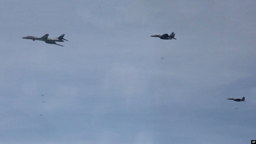 지난 6월 미 공군의 B-1B ‘랜서(Lancer)’ 초음속 전략폭격기가 F-15K 전투기와 함께 한반도 상공에서 정밀유도식 합동직격탄(JDAM) 투하훈련을 실시했다. (자료사진)