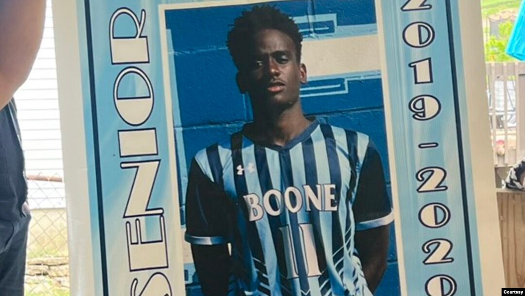 Bandeko ba Dan Likiko, mobeti ndembo na ekipi ya eteyelo bilenge babali ya secondaire ya comté ya Boone (basimbi elili ya ndeko na bango abomami na masasi na Florence, Kentucky, USA, 22 sanza ya minei 2023. (Twitter/Madeline Ottilie) 