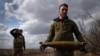 Soldados ucranianos cargan proyectiles para disparar contra posiciones rusas en la línea del frente, cerca de la ciudad de Bájmut, en la región ucraniana de Donetsk, el 25 de marzo de 2024. (Foto AP/Efrem Lukatsky)