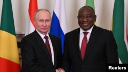 Президент Росії Володимир Путін і президенту Південної Африки Сиріл Рамафосі під час зустрічі в Санкт-Петербурзі, 17 червня 2023 р. Ramil Sitdikov/RIA Novosti/REUTERS