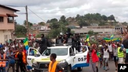 Wakazi wa Gabon wakisherehekea mapinduzi ya kijeshi ya hivi karibunu mjini Libreville. Aug. 30, 2023.