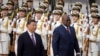 Mokonzi ya RDC Félix Tshisekedi (D) na mokonzi ya Chine Xi Jimping bazali kopesa basoda ba losako na milulu na Palais du peuple na Pékin (Beijing), Chine, 26 sanza ya mitano 2023.