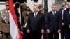 Ariva - Premijer Mađarske Viktor Orban, u centru, čeka na dolazak pape Franje, na trgu Palate Šandor, u Budimpešti, 28. aprila 2023.