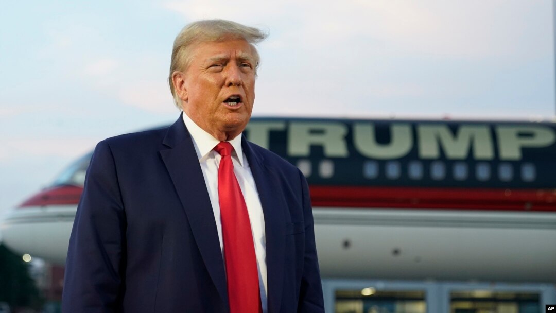 Foto Achiv: Ex-Prezidan Donald Trump pale ak jounalis yo anvan li pati kite ayewopo Atlanta a, 24 Out, 2023. 