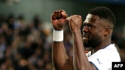Moyi RDC, défenseur ya Marseille Chancel Mbemba azali kosepela nsima na kotia mongete na match na ES troyes, stade ya Aube, Troyes, France, 11 sanza ya yambo 2023. 
