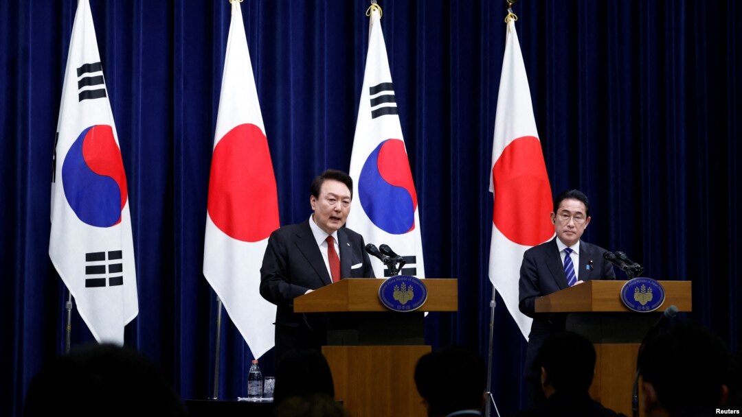 윤석열 한국 대통령과 기시다 후미오 일본 총리가 16일 도쿄에서 회담에 이어 공동 기자회견을 하고 있다.