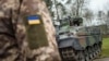 Фото: Український військовий біля  машини Marder в Німеччині