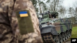 Фото: Український військовий біля  машини Marder в Німеччині