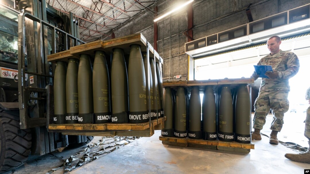 미국 델라웨어주 도버 공군기지에서 우크라이나에 보낼 155mm 포탄을 부사관이 점검하고 있다. (자료사진)