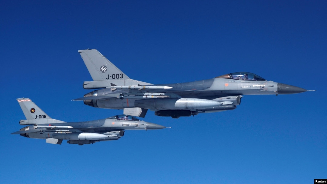 네덜란드 공군 F-16 전투기들이 지난달 4일 북대서양조약기구(NATO·나토) 북부 영공 방어에 관한 언론 설명회에서 시범 비행하고 있다. (자료사진)