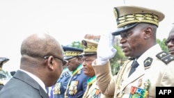 Jenerali Brice Oligui Nguema (Kulia) wakati alipopewa nishani na Waziri Mkuu wa Gabon Alain Claude Bilie Bie Nze (kushoto) huko Libreville, Agosti 16, 2023. Picha na AFP.