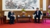Predsednik Kine Ši Đinping razgovara sa bivšim američkim državnim sekretarom Henrijem Kisindžerom u Pekingu, 20. jula 2023. (Foto: Sinhua) 