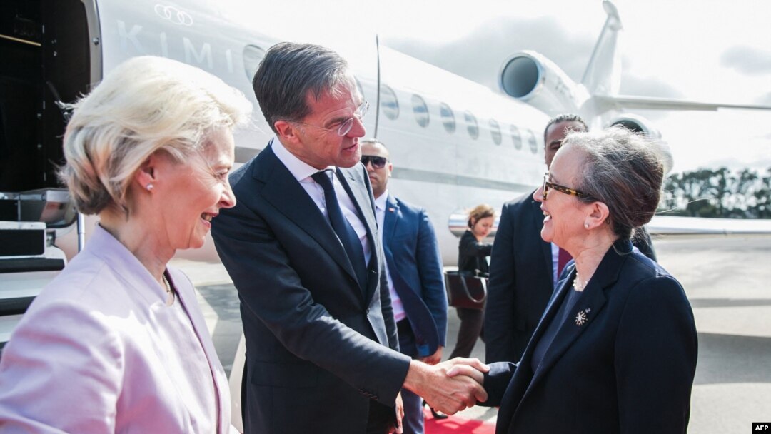Tunisian Prime Minister Najla Bouden (R) welcoming European Commission head Ursula von der Leyen (L) and Dutch Prime Minister Mark Rutte (C) upon arrival in Tunis, June 23, 2023. (AFP photo / HO / Tunisian Government Press Service) 