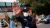 北京一居民区因疫情被封后保安禁止记者走近。（2022年10月20日）
