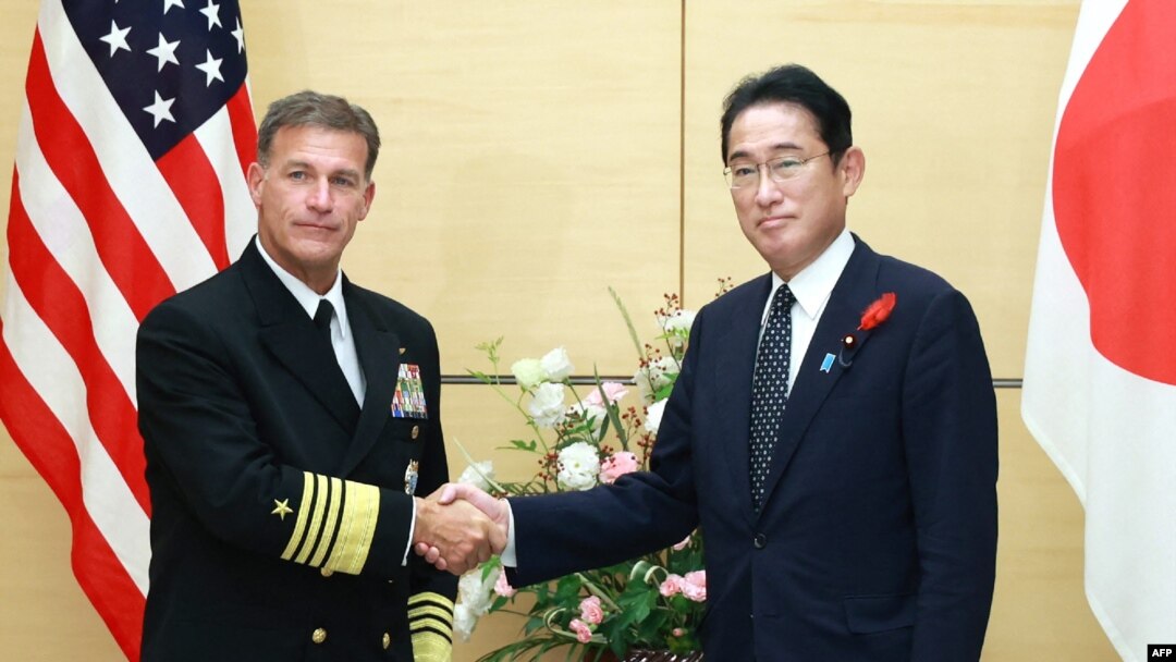 기시다 후미오 일본 총리(오른쪽)가 4일 도쿄 집무실에서 존 아퀼리노 미국 인도태평양사령관을 만나 북한의 탄도미사일 발사 대응 방안을 논의했다. 