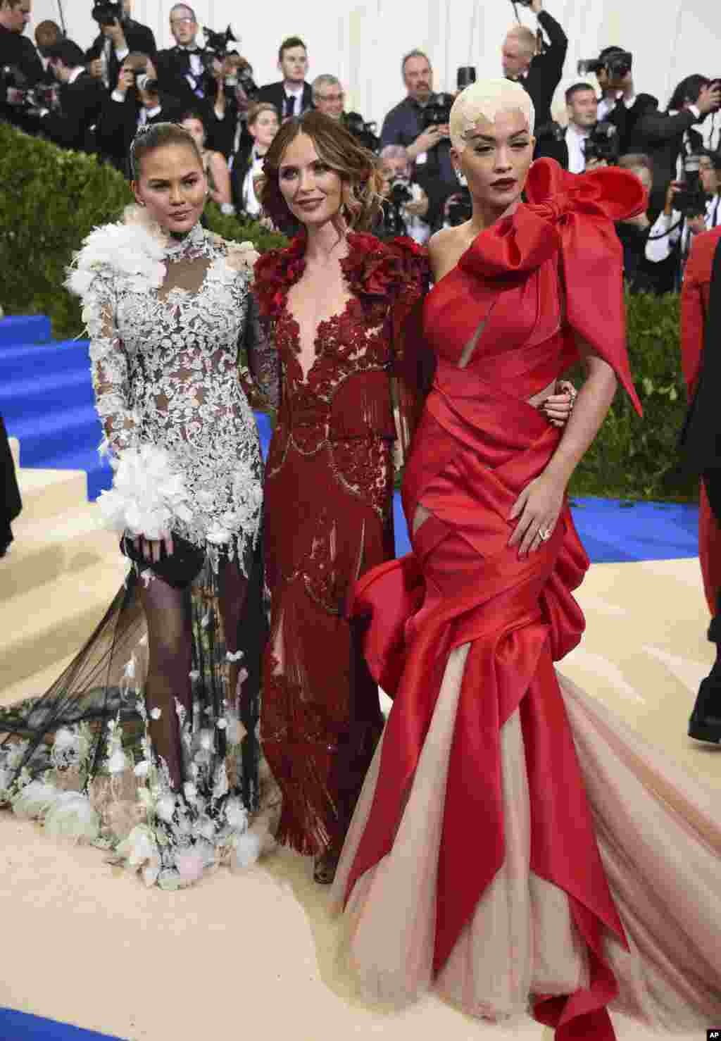Krissi Teigen, Jorjina Chapman va Rita Ora