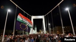 Антиурядовий протест в Будапешті проти рішення угорського уряду підвищити податки на малі підприємства. 13 липня 2022 р. 