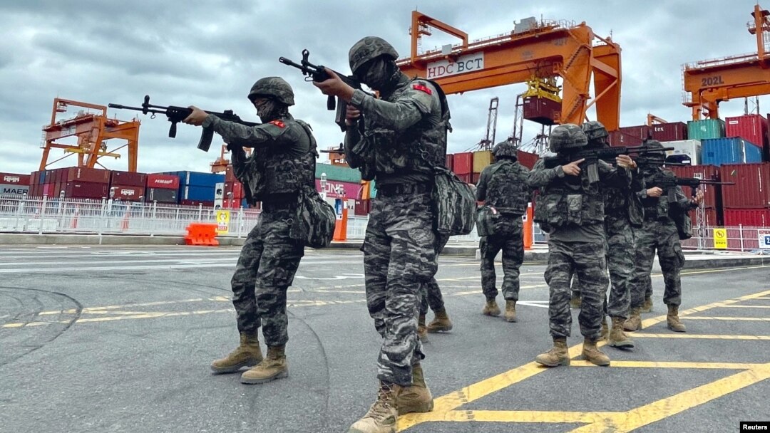 지난 24일 한국 부산항에서 '을지프리덤실드(UFS)' 미한 연합훈련의 일환으로 대테러 훈련이 진행됐다.