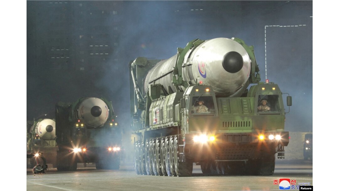 25일 북한 평양 시내에서 열린 열병식에서 '화성-17형' 대륙간탄도미사일(ICBM) 행렬이 이동하고 있다. 조선중앙통신이 다음날(26일) 공개한 사진.