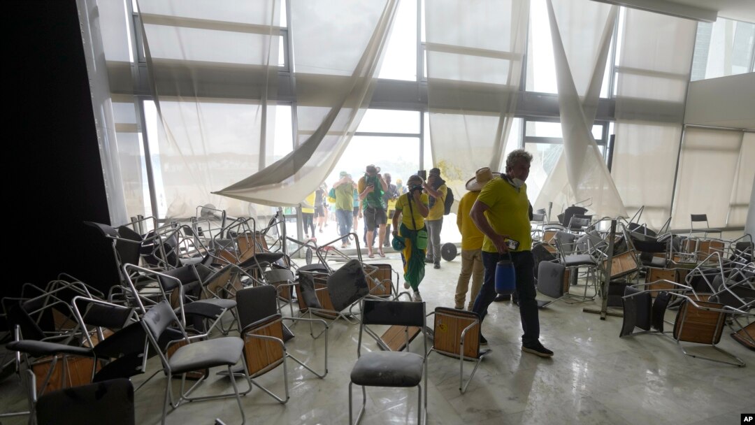 Patizan ansyen prezidan Brezilyen Jair Bolsonaro anvayi Palman Nasyonal la nan Brasilia, kapital peyi Brezil, Dimanch 8 Janvye 2023. 