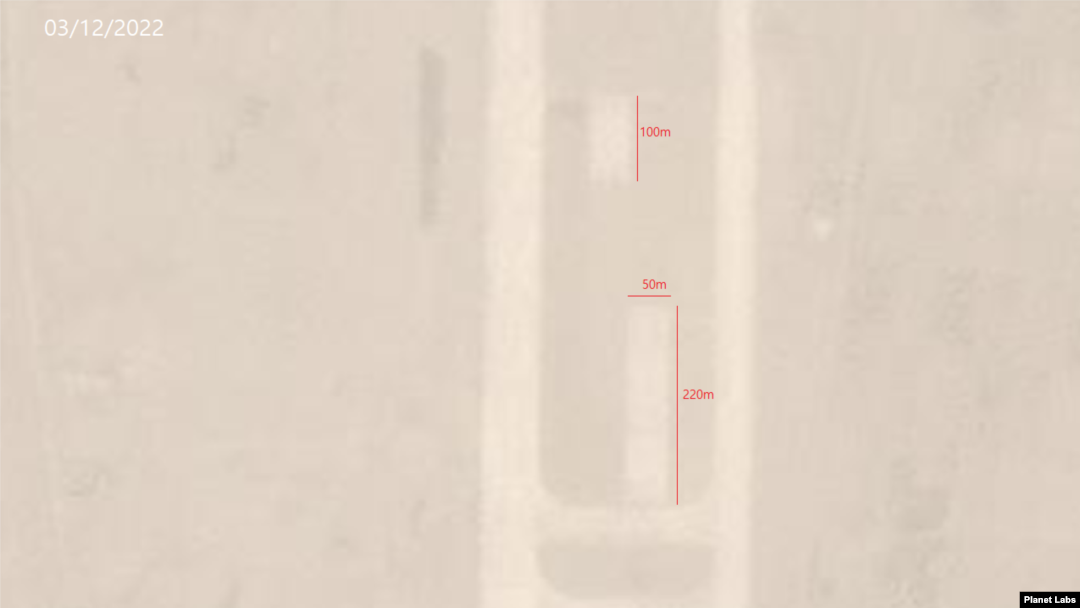 지난 12일 순안공항 북쪽 활주로와 유도로 사이에서 발견된 콘크리트 토대. 폭은 50m로 동일하며 길이는 각각 220m와 100m로 측정됐다. 자료=Planet Labs