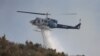 Arhiva - Vatrogasni helikopter izbacuje vodu na požar u Soledad kanjonu, nedaleko od Akva Dolčea, Kalifornija, 25. jula 2023.