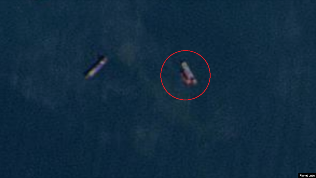11일 북한 초도 남쪽 약 1.5km 해상에 길이가 각각 50m와 90m로 추정되는 선박 2척(원 안)이 접선하는 듯한 장면이 포착됐다. 자료=Planet Labs