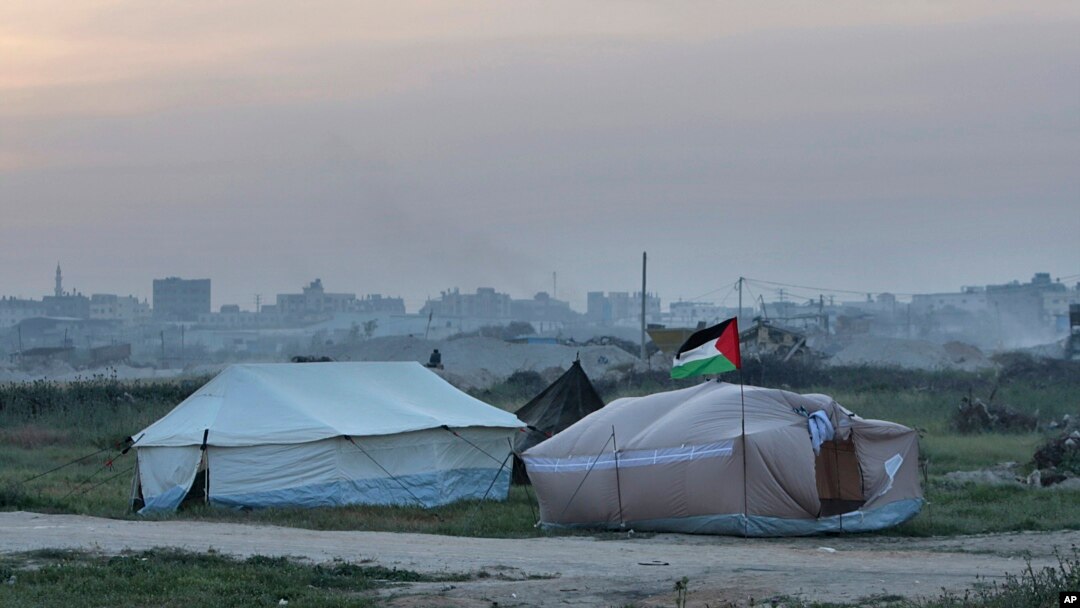Palestinians are setting up tents in preparation for mass demonstrations along the Gaza strip border with Israel, in eastern Gaza City, March 27, 2018. 