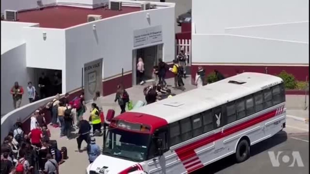 Imigrasyon ameriken louvri yon pasaj pou refijye ikrenyen yo sou fwontyè Meksik. Jacquelin Belizaire