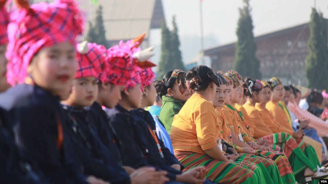 ပင်လုံစာချုပ် ချုပ်ဆိုသည့် နှစ် ၇၀ ပြည့် အထိမ်းအမှတ် အခမ်းအနားကျင်းပစဉ် တက်ရောက်လာသည့် တိုင်းရင်းသားများ။