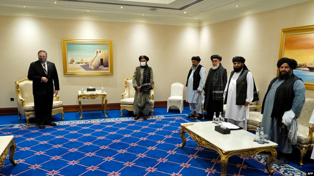 U.S. Secretary of State Mike Pompeo (L) meets with the Taliban's Mullah Abdul Ghani Baradar (C-R) and members of his negotiating team, in the Qatari capital Doha, Nov. 21, 2020. 